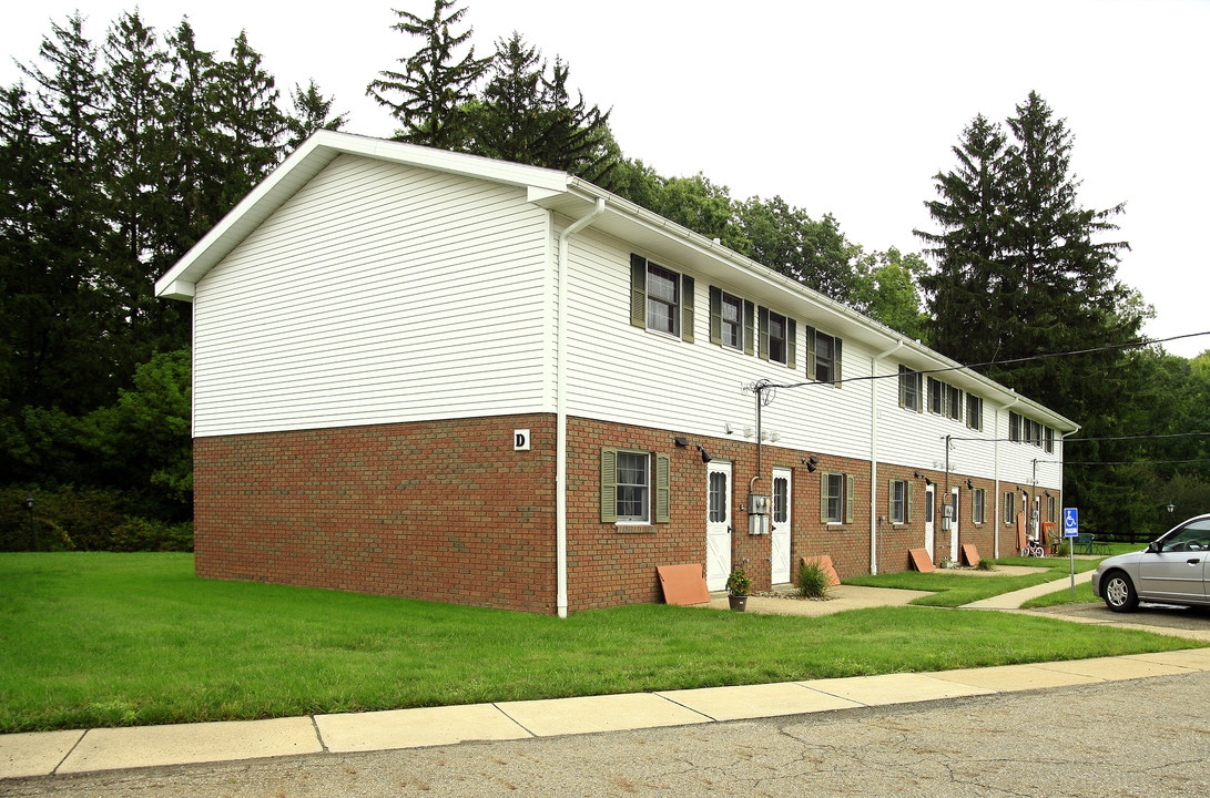 Grove Manor Apartments in Middlefield, OH - Building Photo