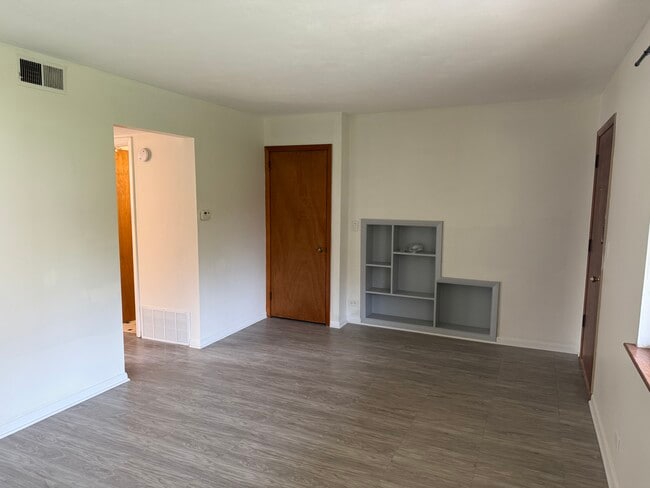 235 E Palatine Rd, Unit 1 in Palatine, IL - Foto de edificio - Building Photo