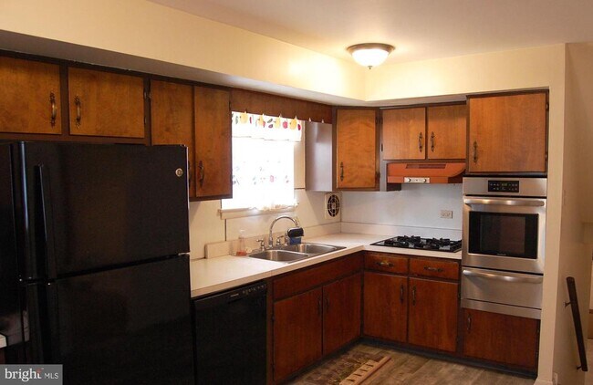 979 Glasgow St in Stowe, PA - Building Photo - Building Photo