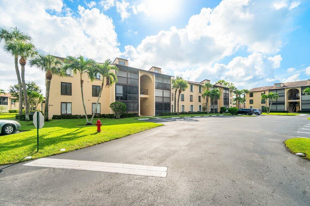 811 Sky Pine Way in Greenacres, FL - Building Photo