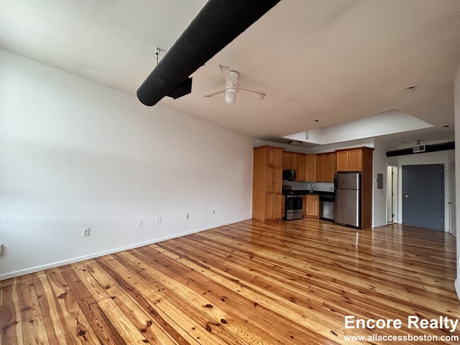 600 Columbia Rd, Unit 28 in Boston, MA - Foto de edificio - Building Photo