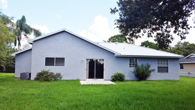 1626 SW Bascom Ave in Port St. Lucie, FL - Foto de edificio - Building Photo