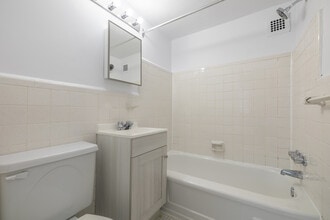 500 Des Pins Av O in Montréal, QC - Building Photo - Interior Photo