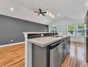 7323 Iwo Jima Rd-Unit -B in Houston, TX - Building Photo - Building Photo