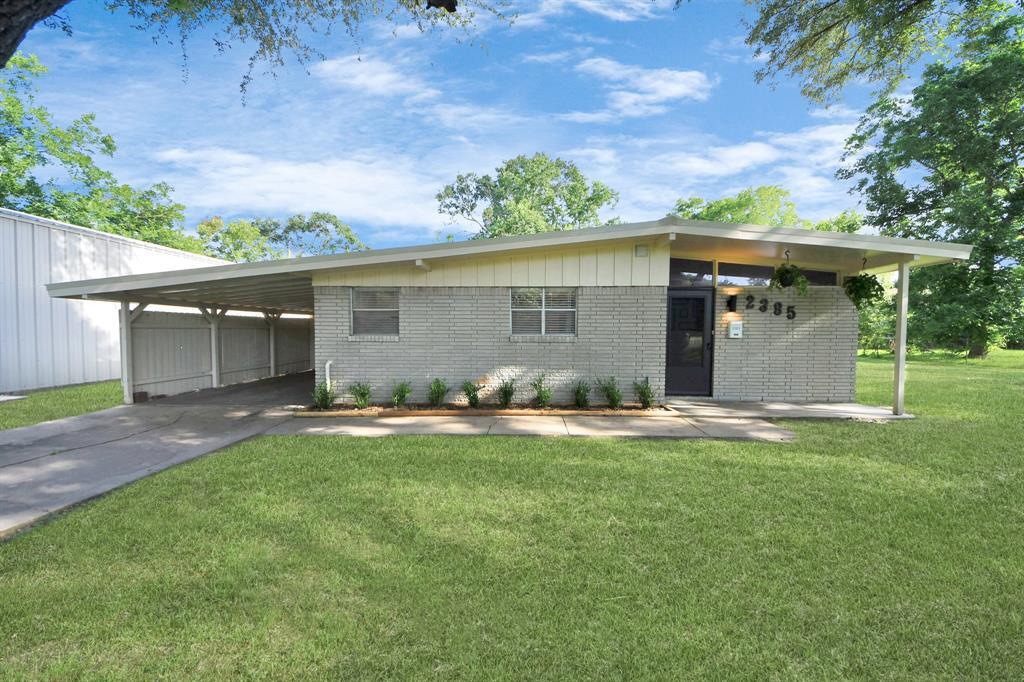 2385 W Coombs St in Alvin, TX - Building Photo