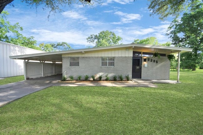 property at 2385 W Coombs St