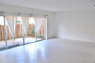 8237 NW 8th Ct in Plantation, FL - Building Photo - Building Photo