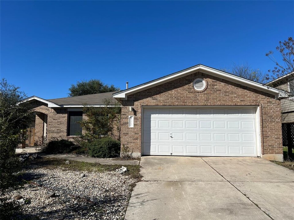 225 Spring Branch Loop in Kyle, TX - Building Photo