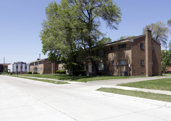 Miller Greens Apartments in Oak Park, MI - Building Photo - Building Photo