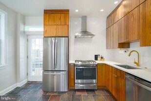 2215 E Boston St in Philadelphia, PA - Building Photo