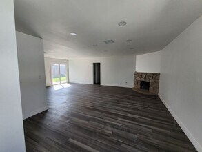 1636 W Myrtle St in Santa Ana, CA - Building Photo - Building Photo