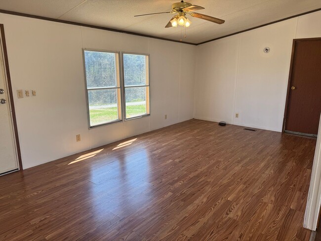 970 Valleydale Rd in Mosheim, TN - Building Photo - Building Photo