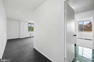 1 E University Pkwy in Baltimore, MD - Building Photo - Building Photo