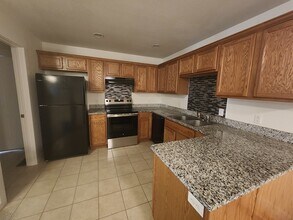 1006 N 24th St, Unit 1006 in Ozark, MO - Foto de edificio - Building Photo