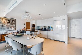166 Harbor Dr, Unit 2B in Key Biscayne, FL - Building Photo - Building Photo