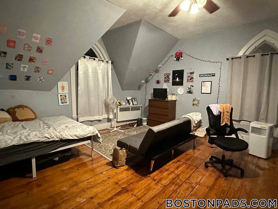 139 Hillside St in Boston, MA - Building Photo