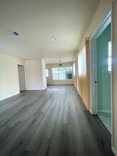 7949 Clearfield Ave in Panorama City, CA - Foto de edificio - Building Photo