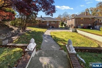 255 Forest Rd in Fort Lee, NJ - Building Photo - Building Photo
