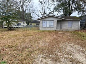 435 S Beech St in Kountze, TX - Building Photo
