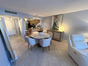 1 Royal Palm Way in Boca Raton, FL - Building Photo - Building Photo