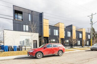 2202 49 Av SW in Calgary, AB - Building Photo