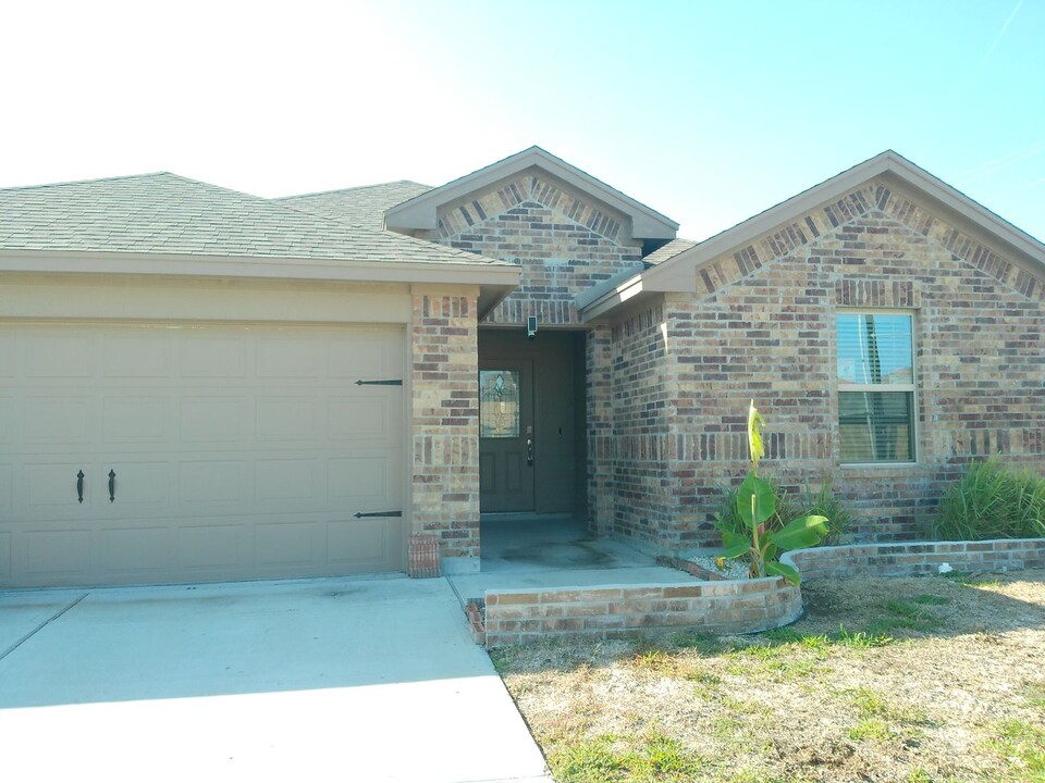 7701 Lariat Toss Dr in Corpus Christi, TX - Building Photo