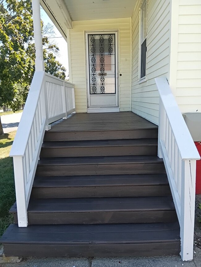 357 Doric Ave in Cranston, RI - Foto de edificio - Building Photo