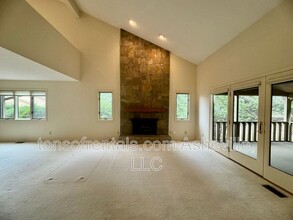 705 N Wild Oak Ln in Hendersonville, NC - Building Photo - Building Photo