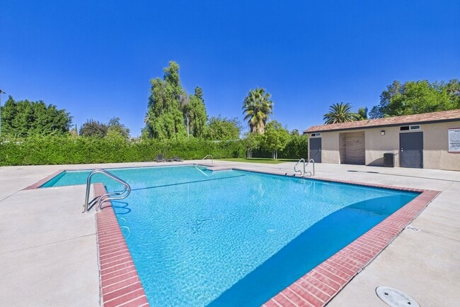 Roscoe Islander in Canoga Park, CA - Building Photo - Building Photo