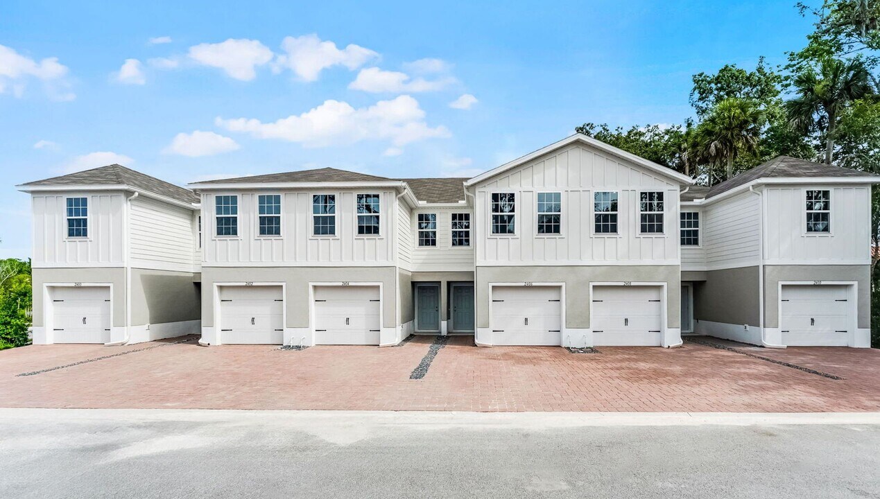 2314 Incandescent Wy in South Daytona, FL - Foto de edificio