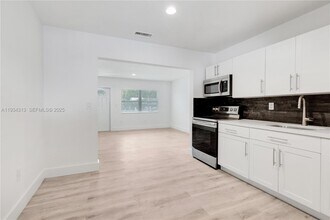 2512 NE 182nd Terrace in North Miami Beach, FL - Building Photo - Building Photo