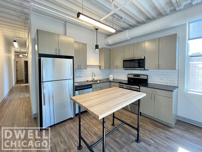 911 W Dakin St, Unit 2 in Chicago, IL - Building Photo - Building Photo