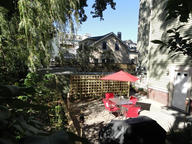 231 Norfolk St, Unit 6 in Cambridge, MA - Building Photo - Building Photo