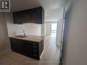 1055 Southdown Rd in Mississauga, ON - Building Photo - Building Photo