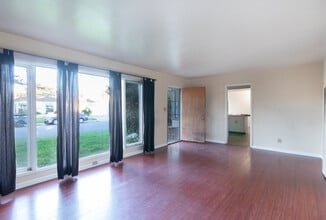 5156 Ewing St in San Diego, CA - Foto de edificio - Building Photo