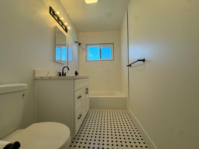 3003 W Florence Ave, Unit 4 in Los Angeles, CA - Foto de edificio - Building Photo