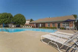 North Oak Crossing Apartments