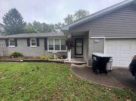 303 E Broadmoor St in Springfield, MO - Building Photo