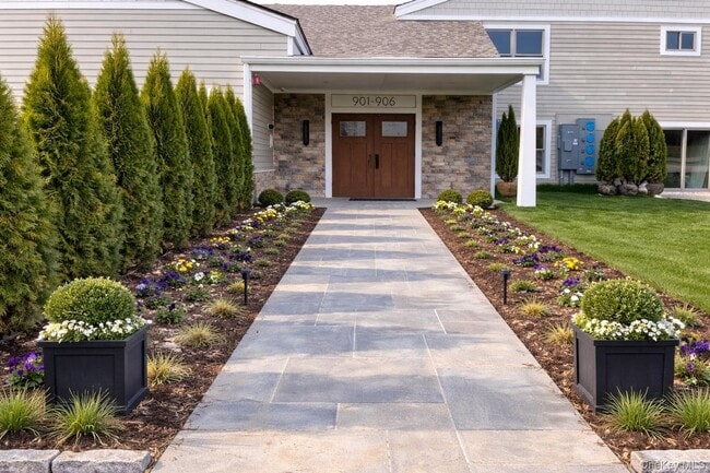 property at 903 Oakridge Cmns