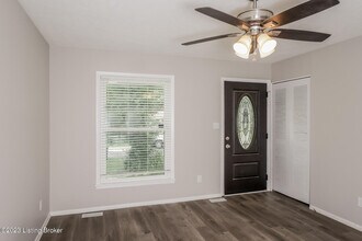 7415 Hallmark Dr in Louisville, KY - Building Photo - Building Photo