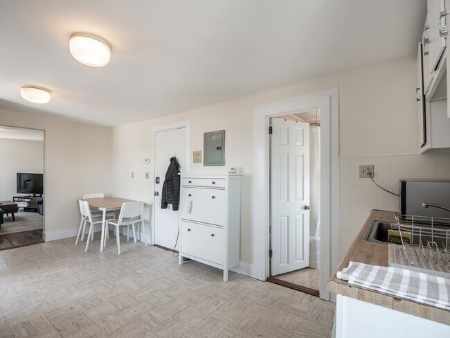 149 Dorchester St, Unit #1 in Boston, MA - Foto de edificio - Building Photo