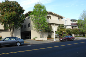 1340 Laurel St in San Carlos, CA - Building Photo - Building Photo