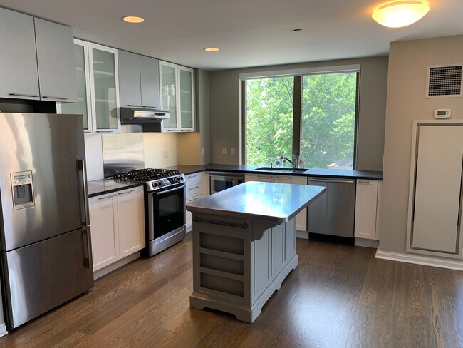 303 Third St in Cambridge, MA - Building Photo - Building Photo