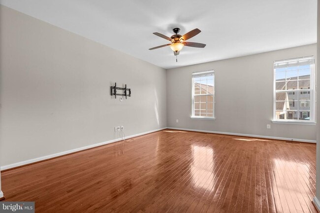 6974 Kona Dr in Gainesville, VA - Foto de edificio - Building Photo