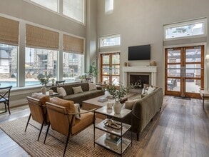 San Tropez Apartments & Townhomes in South Jordan, UT - Foto de edificio - Building Photo