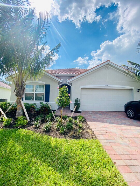 3076 Royal Gardens Ave in Ft. Myers, FL - Building Photo