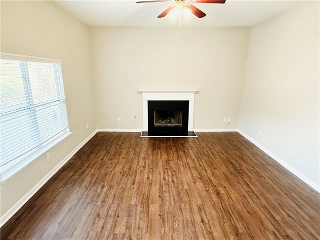 1215 Grey Rock Way in Suwanee, GA - Foto de edificio - Building Photo