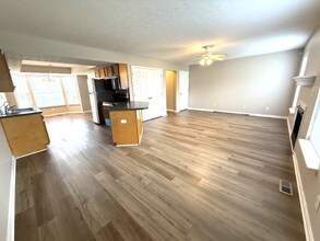 12806 Lost Hill Walk in Louisville, KY - Foto de edificio - Building Photo