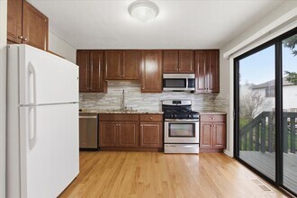 1590 E Bayside Ct in Hoffman Estates, IL - Building Photo - Building Photo