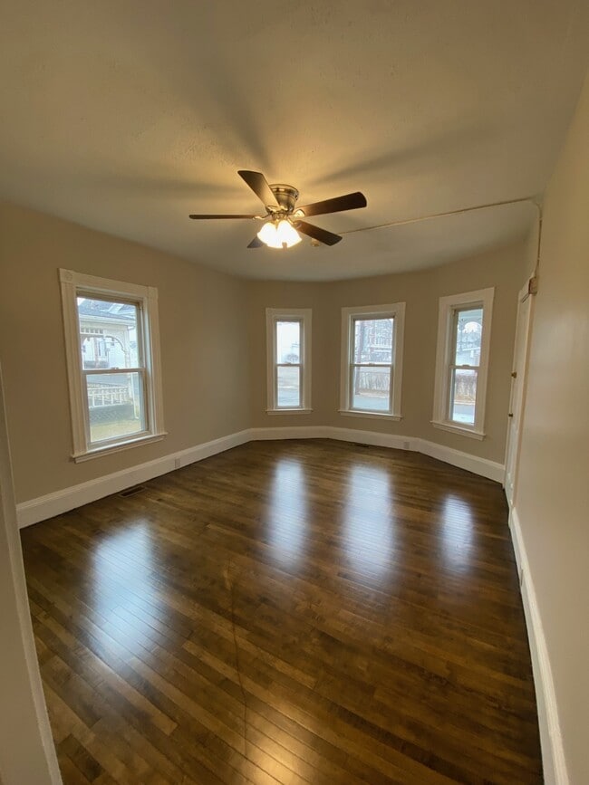 19 Whitman Ave, Unit 1W in Whitman, MA - Building Photo - Building Photo
